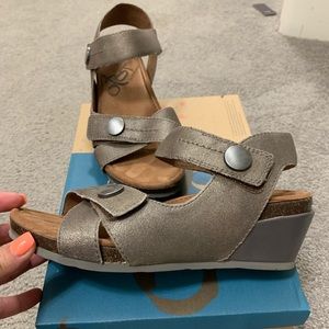 Ladies size 7 OTBT low wedge sandals, like new